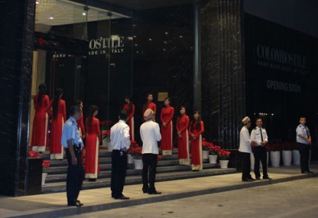 Sảnh trước của tòa nhà diễn ra tiệc cưới 