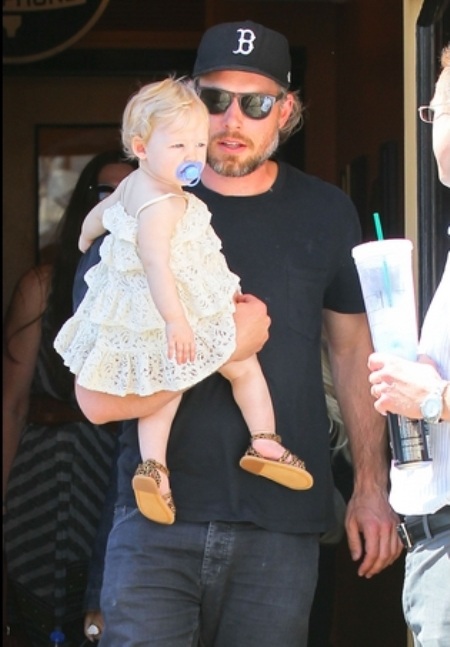 Những ông bố “hot” nhất Hollywood - 18 Eric Johnson và con gái Maxwell