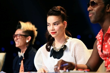 Hồ Ngọc Hà săm soi chân cẳng thí sinh nam trong phần nhận xét hài hước