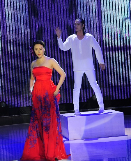 Hồ Quỳnh Hương với 1 ca khúc nhẹ nhàng trên sân khấu Vũ điệu đam mê