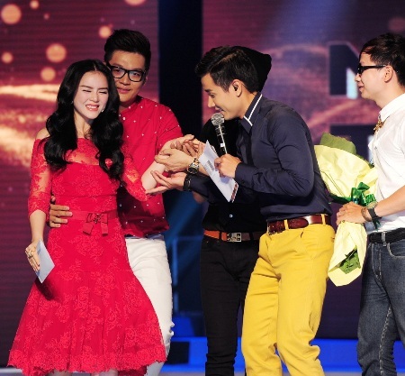 ...Nhưng người đẹp vẫn cố gắng lên sân khấu để trao quà