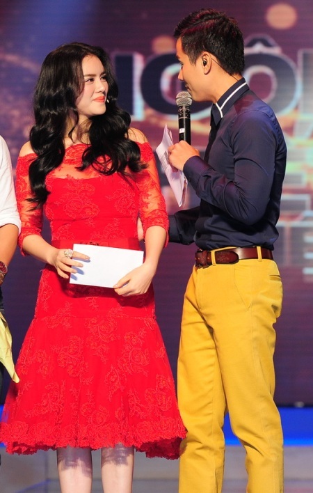 Chị đã có những màn tung hứng hài hước cùng MC chương trình