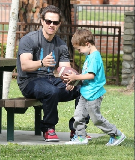 Những ông bố “hot” nhất Hollywood - 21 Mark Wahlberg và con trai Brendan
