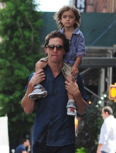 Những ông bố “hot” nhất Hollywood - 5 Matthew McConaughey và con trai Levi