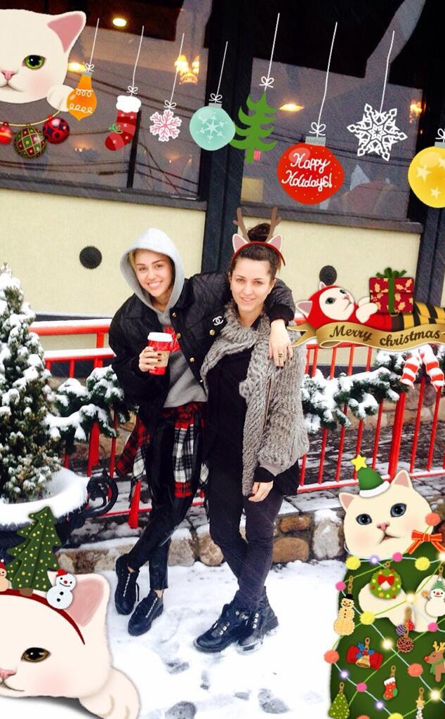 Miley đón giáng sinh sớm cùng bạn bè