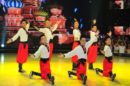 S.I.N.E vui nhộn với tiết mục múa Nga...