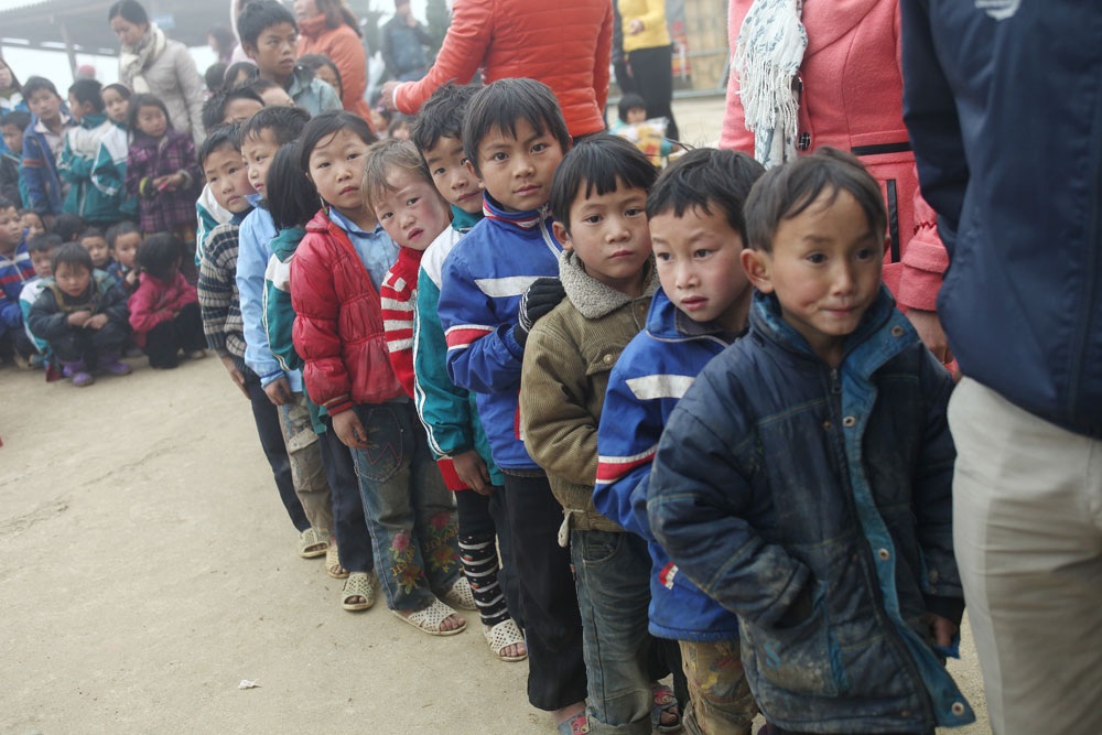 Chị em Thúy Hằng - Thúy Hạnh mang Tết đến cho trẻ vùng cao - 1 Trí Hòa