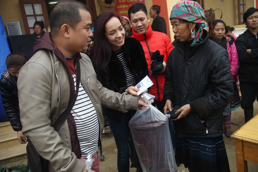 Chị em Thúy Hằng - Thúy Hạnh mang Tết đến cho trẻ vùng cao - 4 Trí Hòa