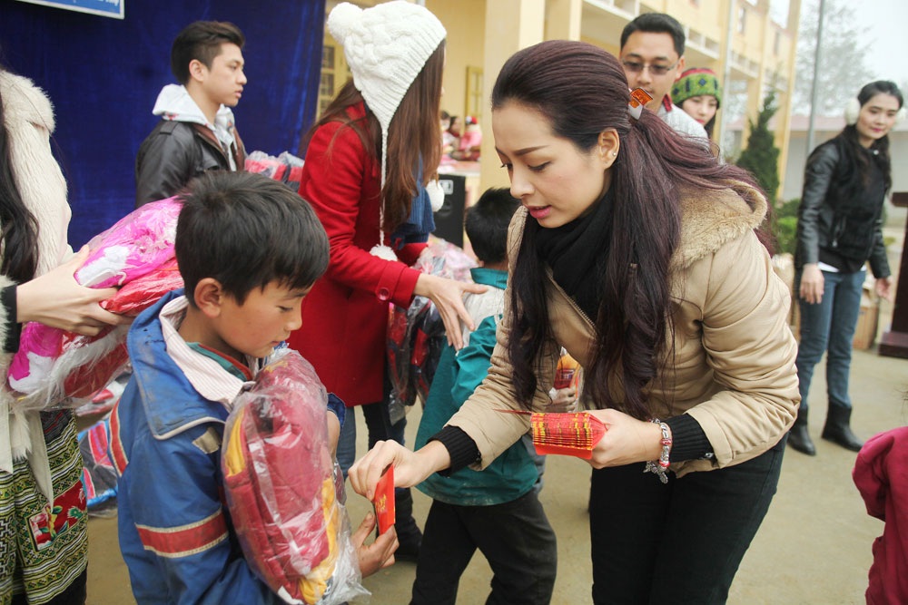 Chị em Thúy Hằng - Thúy Hạnh mang Tết đến cho trẻ vùng cao - 5 Trí Hòa