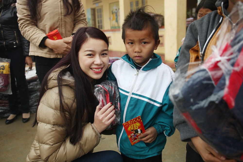 Chị em Thúy Hằng - Thúy Hạnh mang Tết đến cho trẻ vùng cao - 7 Trí Hòa