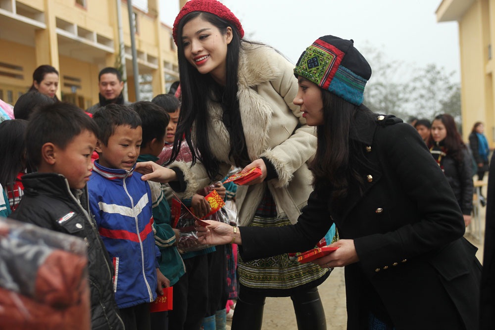 Chị em Thúy Hằng - Thúy Hạnh mang Tết đến cho trẻ vùng cao - 8 Trí Hòa