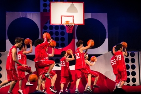 Ưng Hoàng Phúc dẫn bạn gái mới đi xem “High School Musical” - 3 Cảnh chơi bóng rổ thú vị trên sân khấu