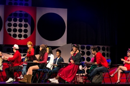 Ưng Hoàng Phúc dẫn bạn gái mới đi xem “High School Musical” - 1 Một cảnh tái hiện cảnh trong lớp học