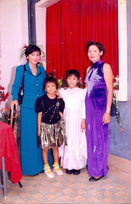 Mâu Thanh Thủy tiết lộ ảnh thời ấu thơ - 1 Mâu Thanh Thủy (áo đen) đứng cạnh mẹ (ngoài cùng bên trái).