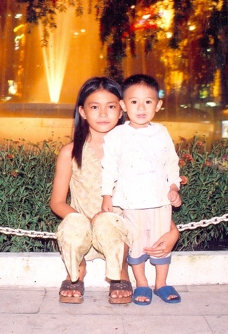 Mâu Thanh Thủy tiết lộ ảnh thời ấu thơ - 5 Mâu Thanh Thủy với một người em họ lúc nhỏ