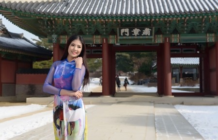 Hoa hậu Ngọc Hân thướt tha áo dài trên xứ kim chi - 9 Trí Hòa