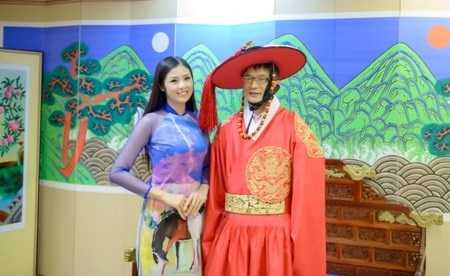 Hoa hậu Ngọc Hân thướt tha áo dài trên xứ kim chi - 14 Trí Hòa