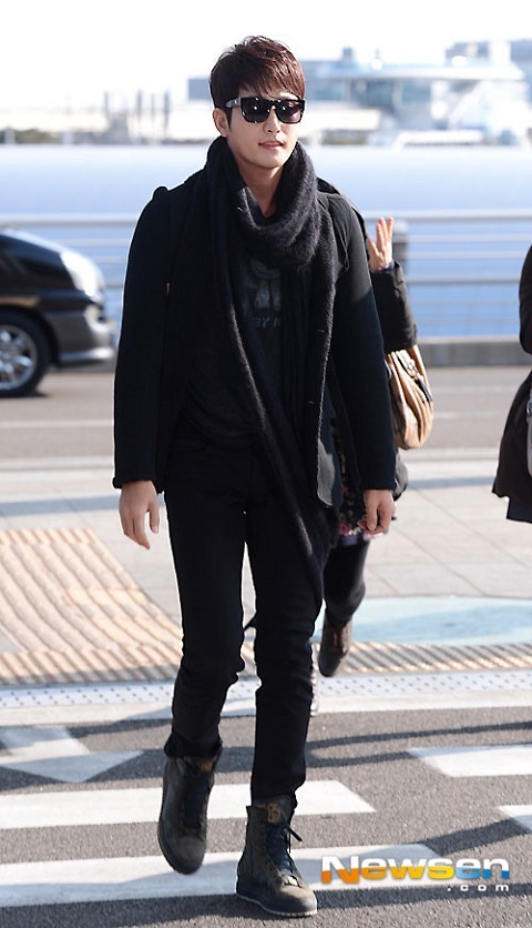 Sau scandal, Park Shi Hoo trở lại phim trường - 4 Park Shi Hoo trong vòng vây của fans và báo chí Trung Quốc