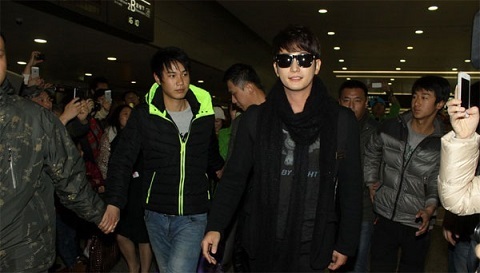 Sau scandal, Park Shi Hoo trở lại phim trường - 8 Park Shi Hoo trong vòng vây của fans và báo chí Trung Quốc