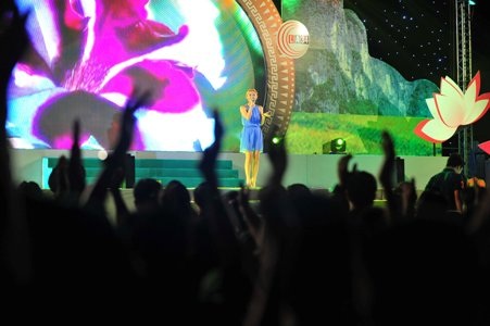 Cô nhận được sự cổ vũ nhiệt tình từ khán giả...