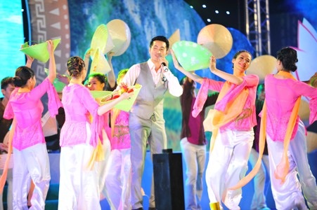 Nguyễn Phi Hùng cũng nhận được tình cảm nồng nhiệt từ khán giả 