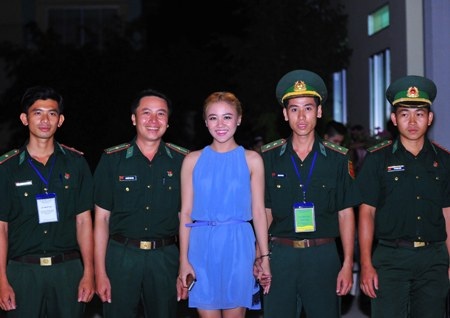 Văn Mai Hương chụp ảnh kỷ niệm cùng các chiến sỹ biên phòng