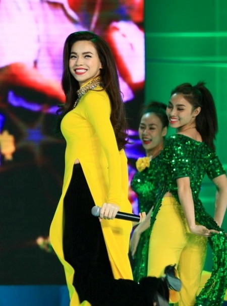 Hồ Ngọc Hà rực rỡ trong áo dài vàng 