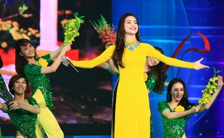 Cô trình diễn hai ca khúc