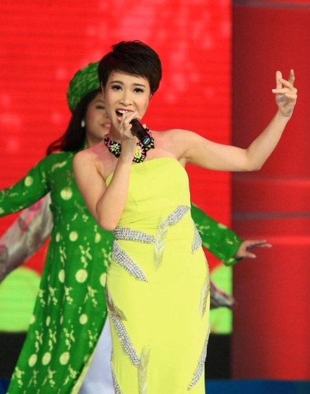 Uyên Linh và Hồ Trung Dũng rộn ràng với