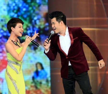 Uyên Linh và Hồ Trung Dũng rộn ràng với