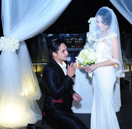 Baggio quỳ gối cầu hôn Quỳnh Trâm