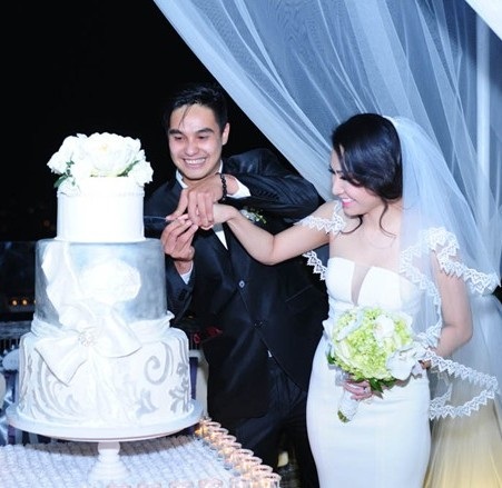 Và cùng nhau cắt bánh cưới