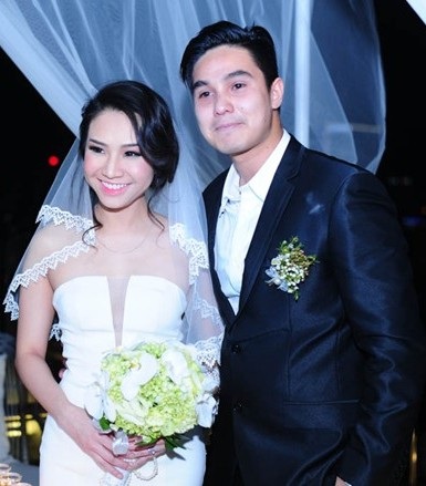 Người thân, bạn bè đều vui mừng trước đám cưới của đôi uyên ương trẻ