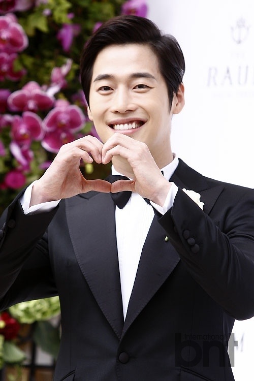 “Sao” phim “Chị dâu 19 tuổi” lên chức bố - 1 Kim Jae Won trong lễ cưới của mình vào tháng 6/2013
