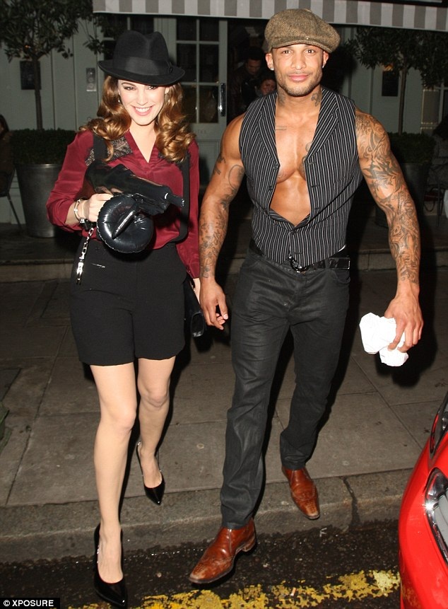 Siễu mẫu Kelly Brook mang theo “súng” và bạn trai mới dự tiệc sinh nhật - 1 Kelly Brook gây chú ý khi mang theo bạn trai và khẩu súng bơm hơi