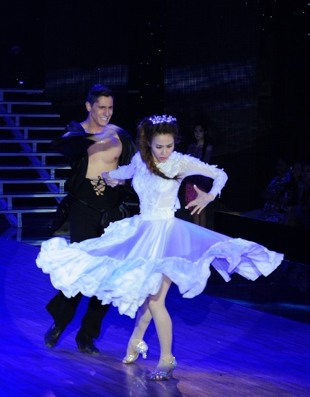 Ngân Khánh tiếp tục nổi bật với phần dự thi nhiều cảm xúc