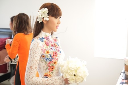 Ngọc Quyên duyên dáng cùng bó hoa cưới xinh đẹp