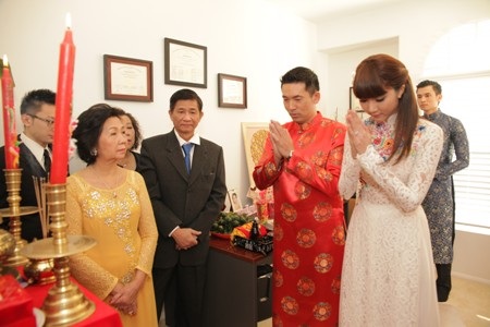 Cô dâu và chú rể kính cẩn lạy bàn thờ gia tiên