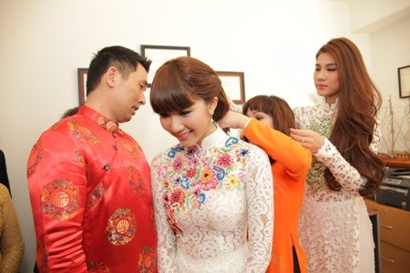 Và dây chuyền cưới từ nhà chồng 