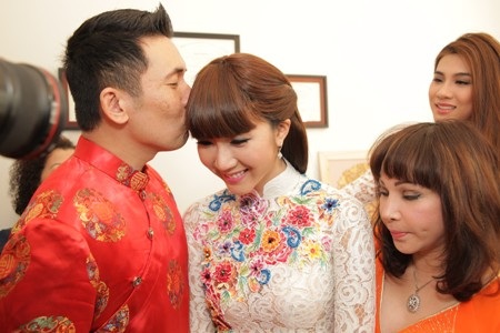 Chú rể liên tục thể hiện tình cảm với cô dâu trong suốt hôn lễ