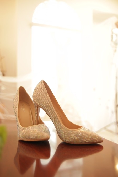 Và đôi giày cưới đơn giản, tinh tế 