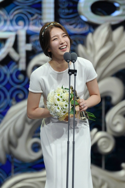 “Hot girl” Suzy khoe vẻ ngọt ngào - 2 Hình ảnh Suzy lên nhận giải Nữ diễn viên xuất sắc của đài MBC