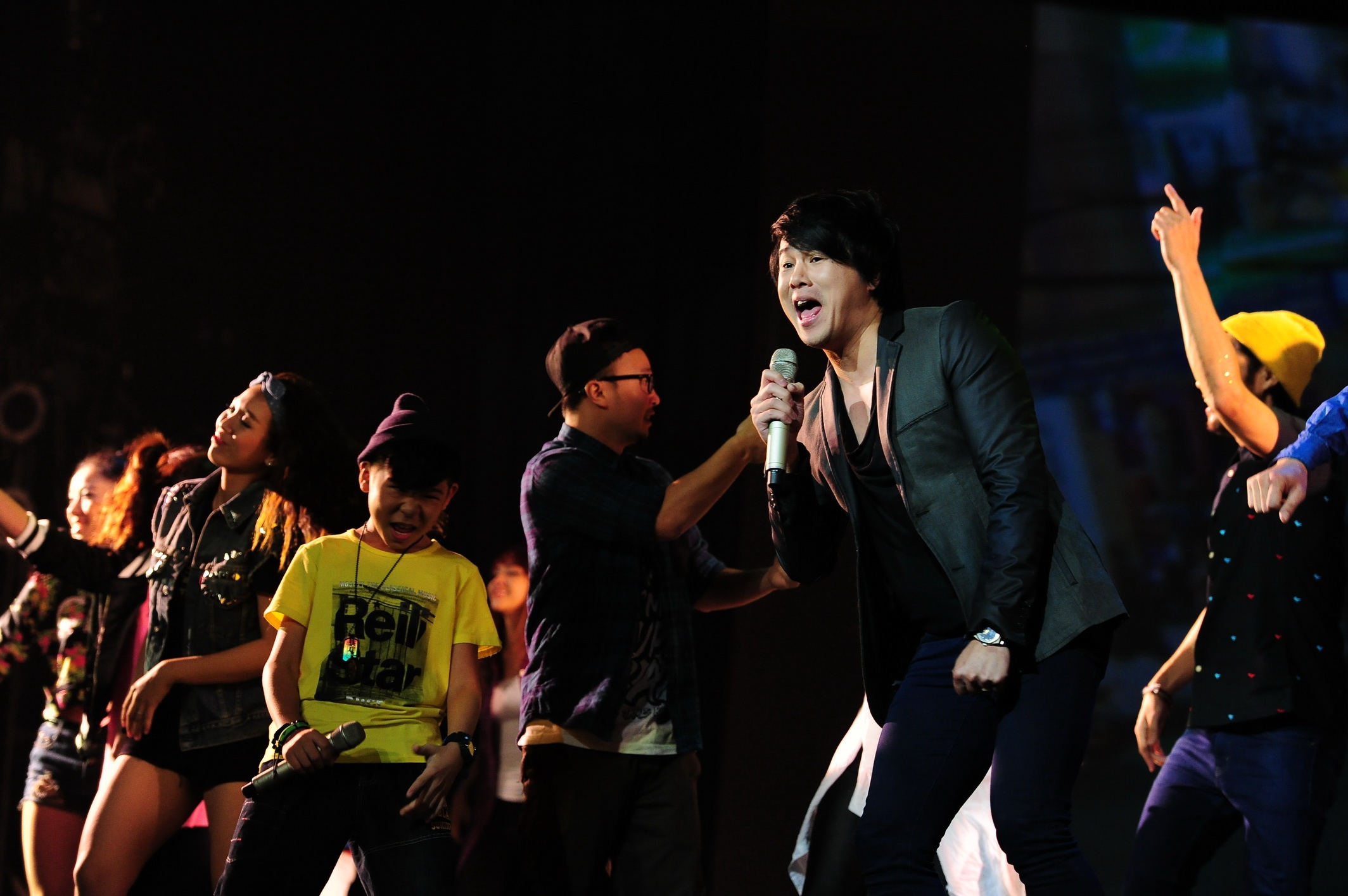 Thanh Bùi hết mình trên sân khấu