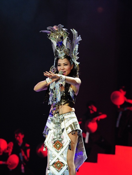 Thu Minh mới lạ cùng Dòng máu Lạc Hồng