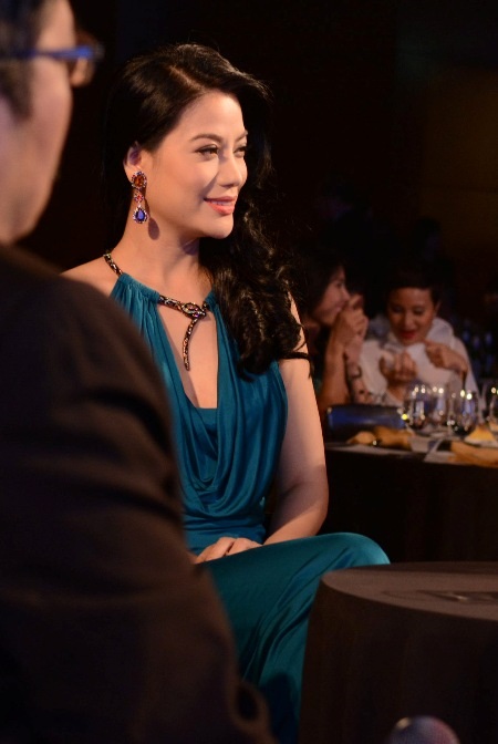 Trương Ngọc Ánh gợi cảm với váy dạ hội khoe vai trần