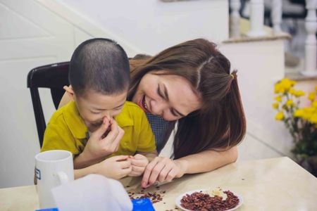 Mỹ Tâm “chiêu đãi” fan mứt tết tự tay làm - 4 Mỹ Tâm vui đùa cùng cháu trai cùa mình