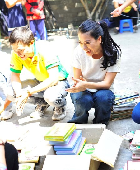 Trương Ngọc Ánh tham gia bếp ăn “2000 đồng” cho người nghèo - 7 Ngoài sách vở thì tại đây cũng có quầy bán quần áo cũng đồng giá 2000 đồng dành cho người nghèo
