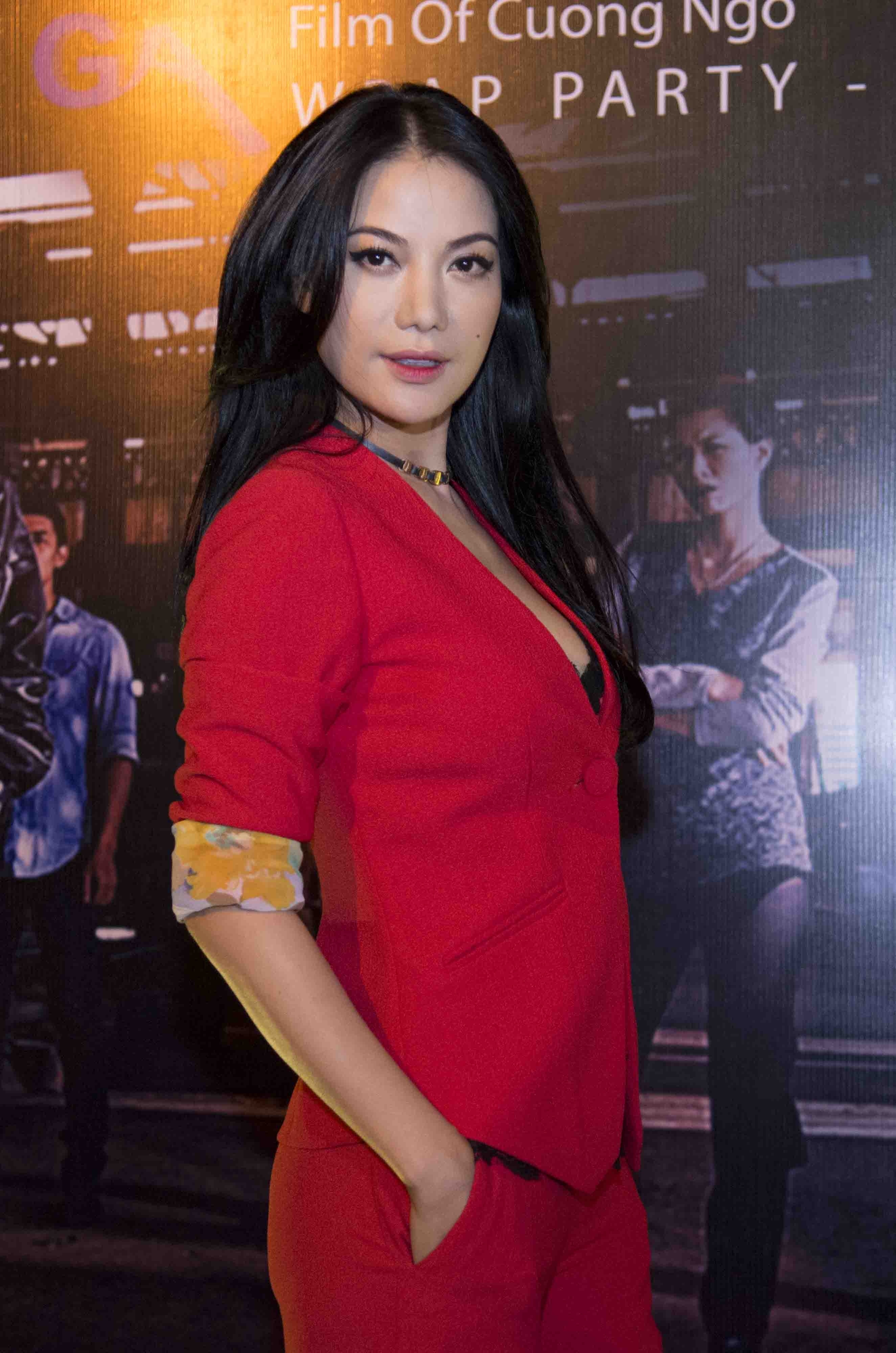 Trương Ngọc Ánh nổi bật với trang phục đỏ 