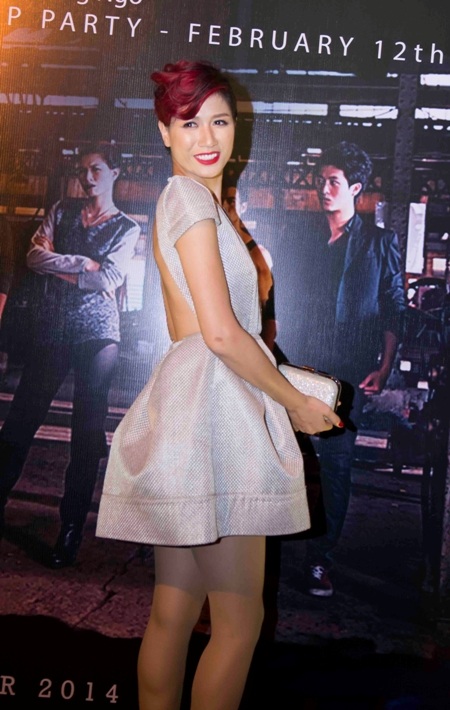 Và khoe lưng trần gợi cảm