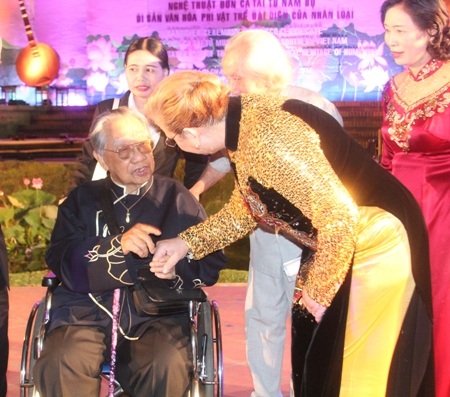 GS.TS Trần Văn Khê trò chuyện cùng đại diện UNESCO tại Việt Nam